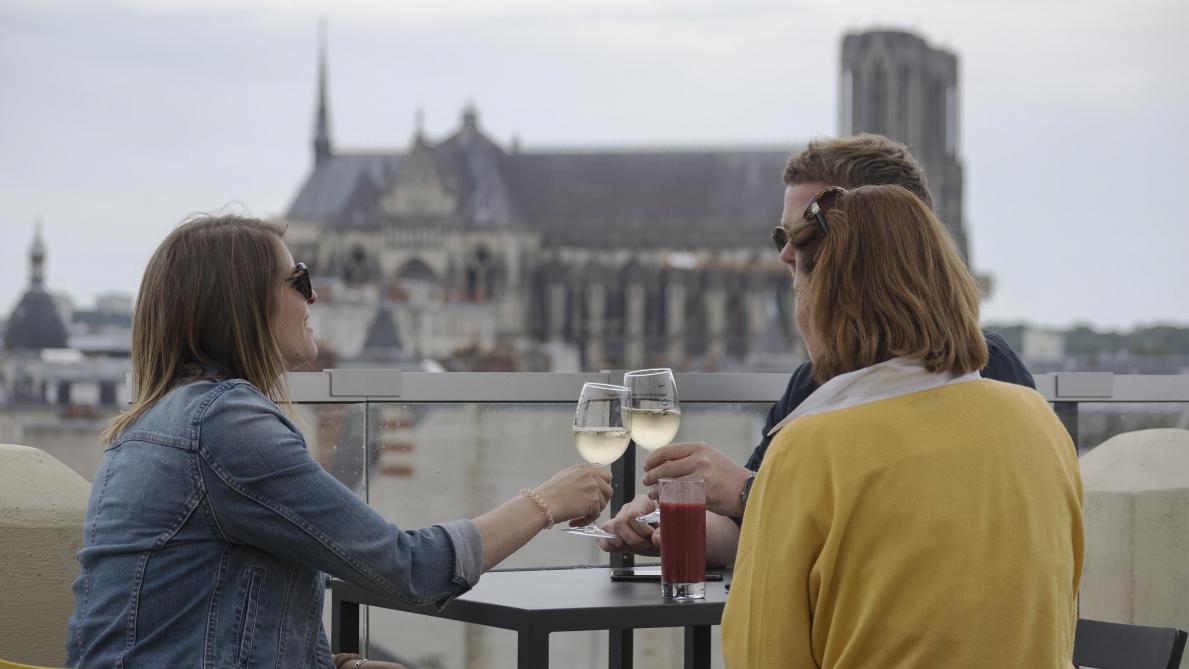 Découvrez le rooftop Golden Tulip Champ TV